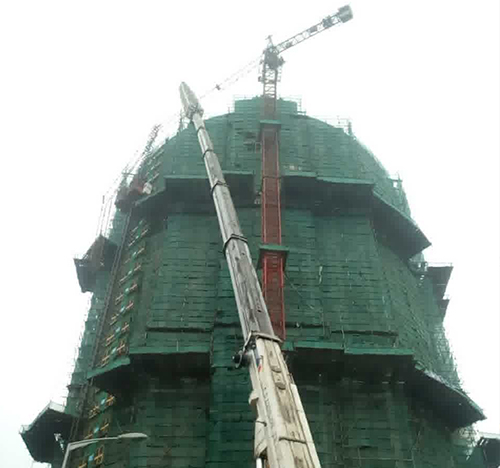 自贡吊车在工地上作业